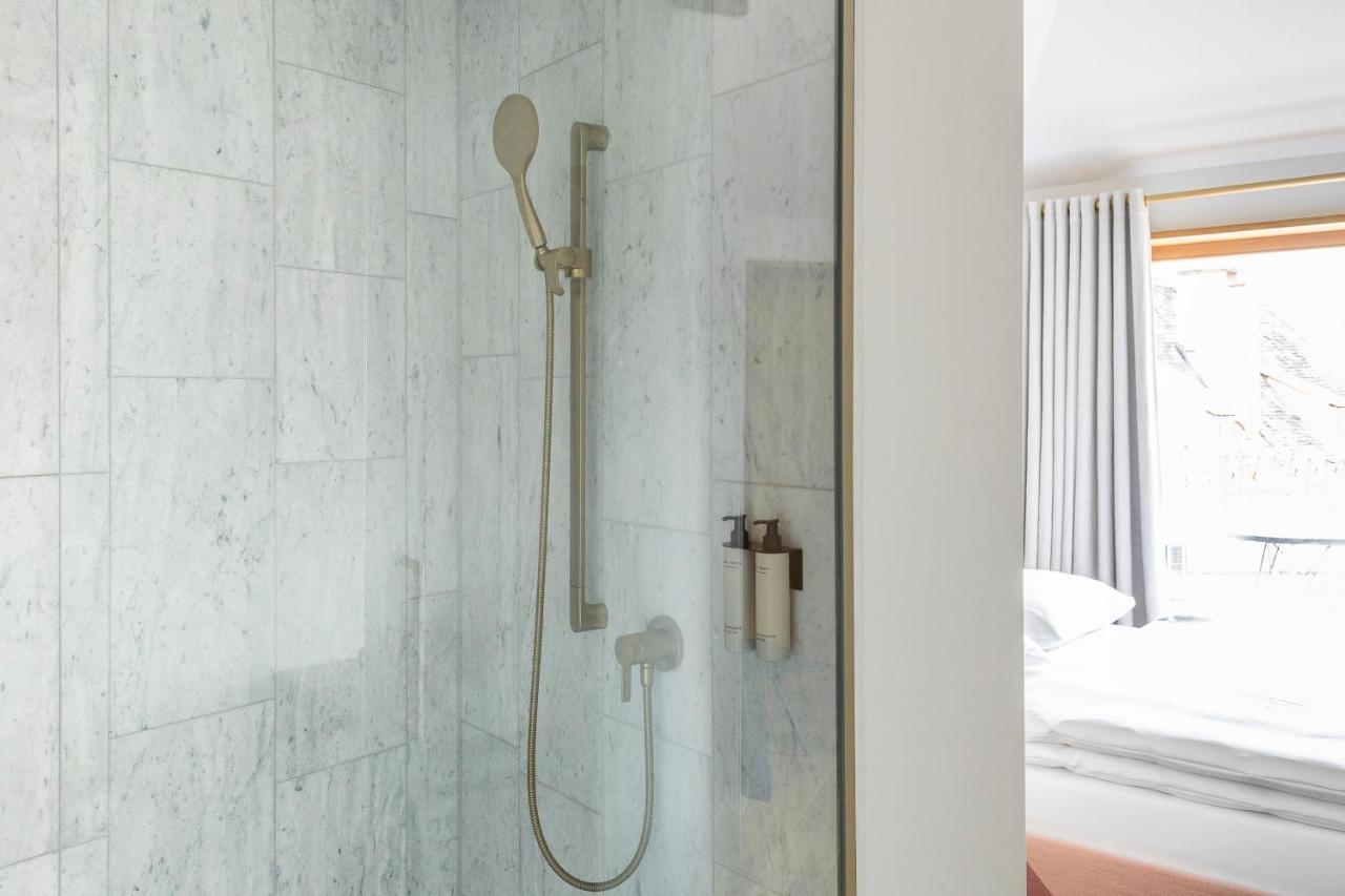 Kai 36 - Hotel Zwischen Fels Und Fluss Грац Экстерьер фото A shower