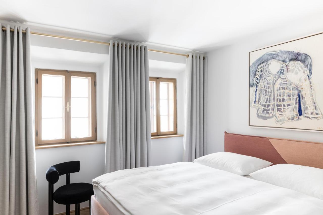 Kai 36 - Hotel Zwischen Fels Und Fluss Грац Экстерьер фото A bedroom with curtains