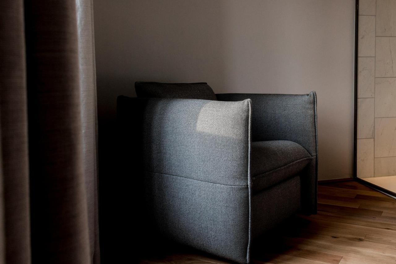 Kai 36 - Hotel Zwischen Fels Und Fluss Грац Экстерьер фото A chair