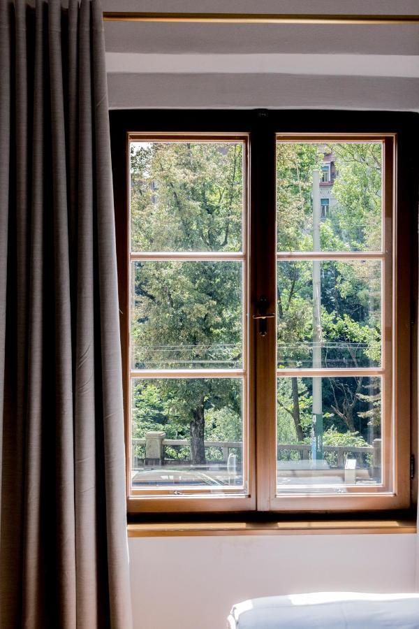 Kai 36 - Hotel Zwischen Fels Und Fluss Грац Экстерьер фото A window with curtains