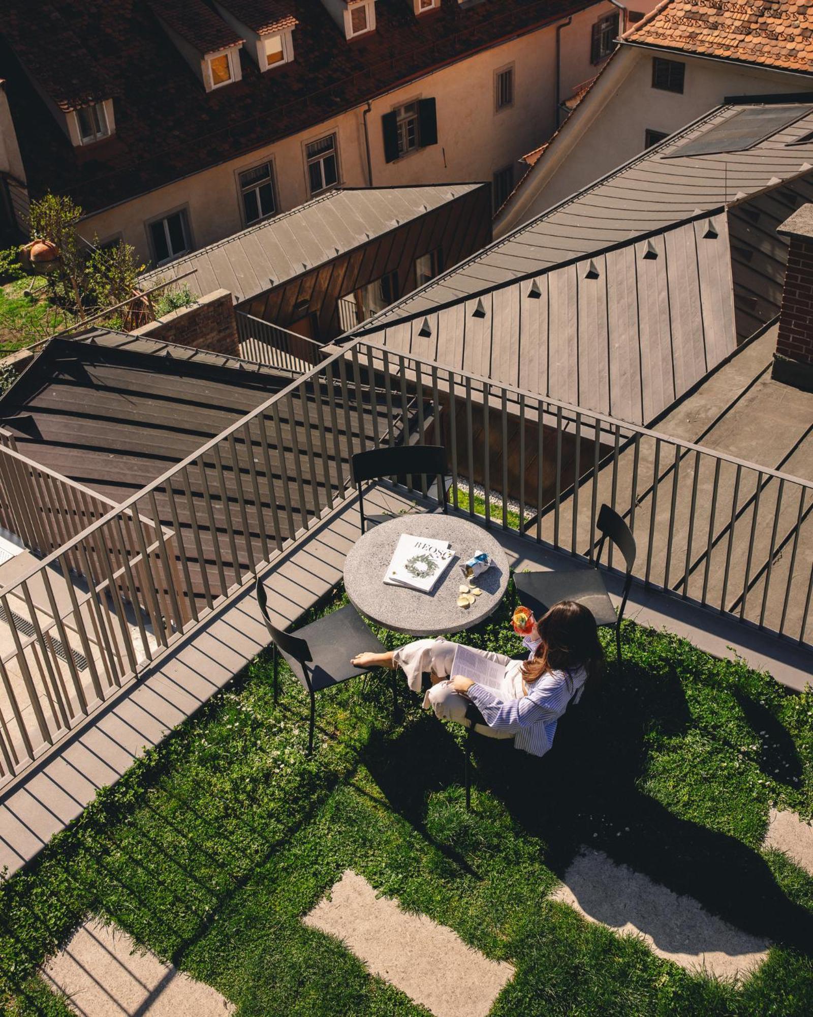 Kai 36 - Hotel Zwischen Fels Und Fluss Грац Экстерьер фото A woman sitting on a balcony