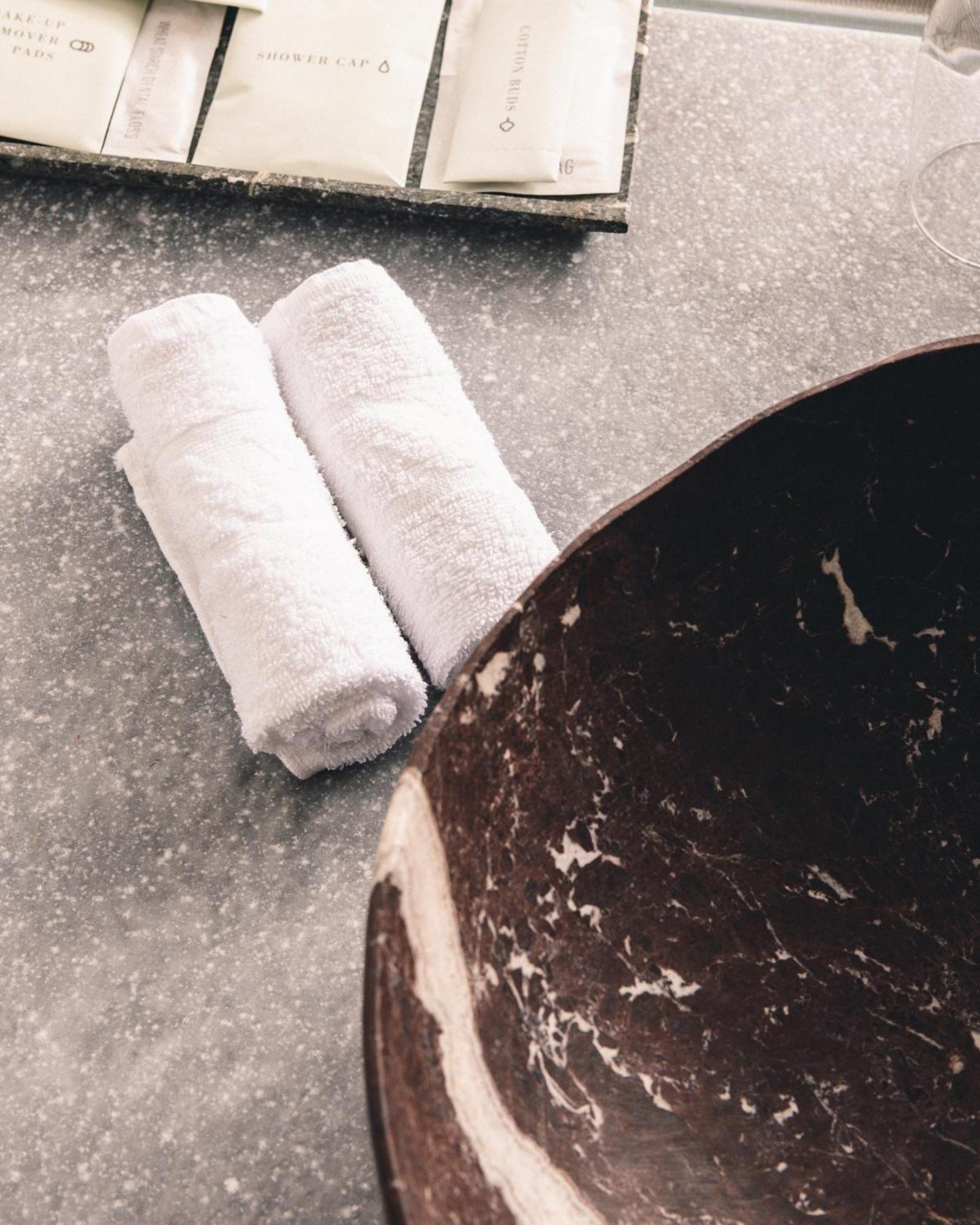 Kai 36 - Hotel Zwischen Fels Und Fluss Грац Экстерьер фото A pair of rolled towels