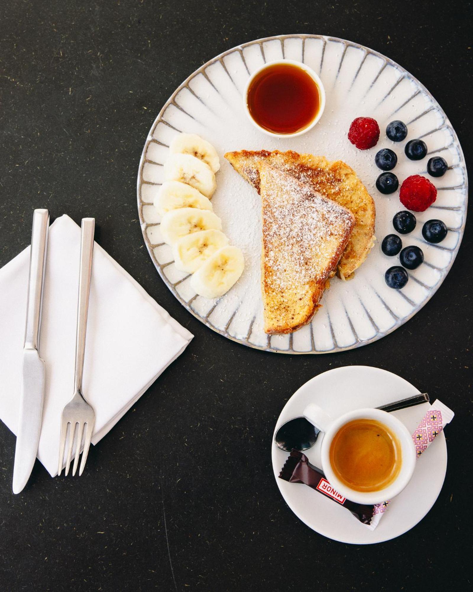 Kai 36 - Hotel Zwischen Fels Und Fluss Грац Экстерьер фото French toast with fruit and tea