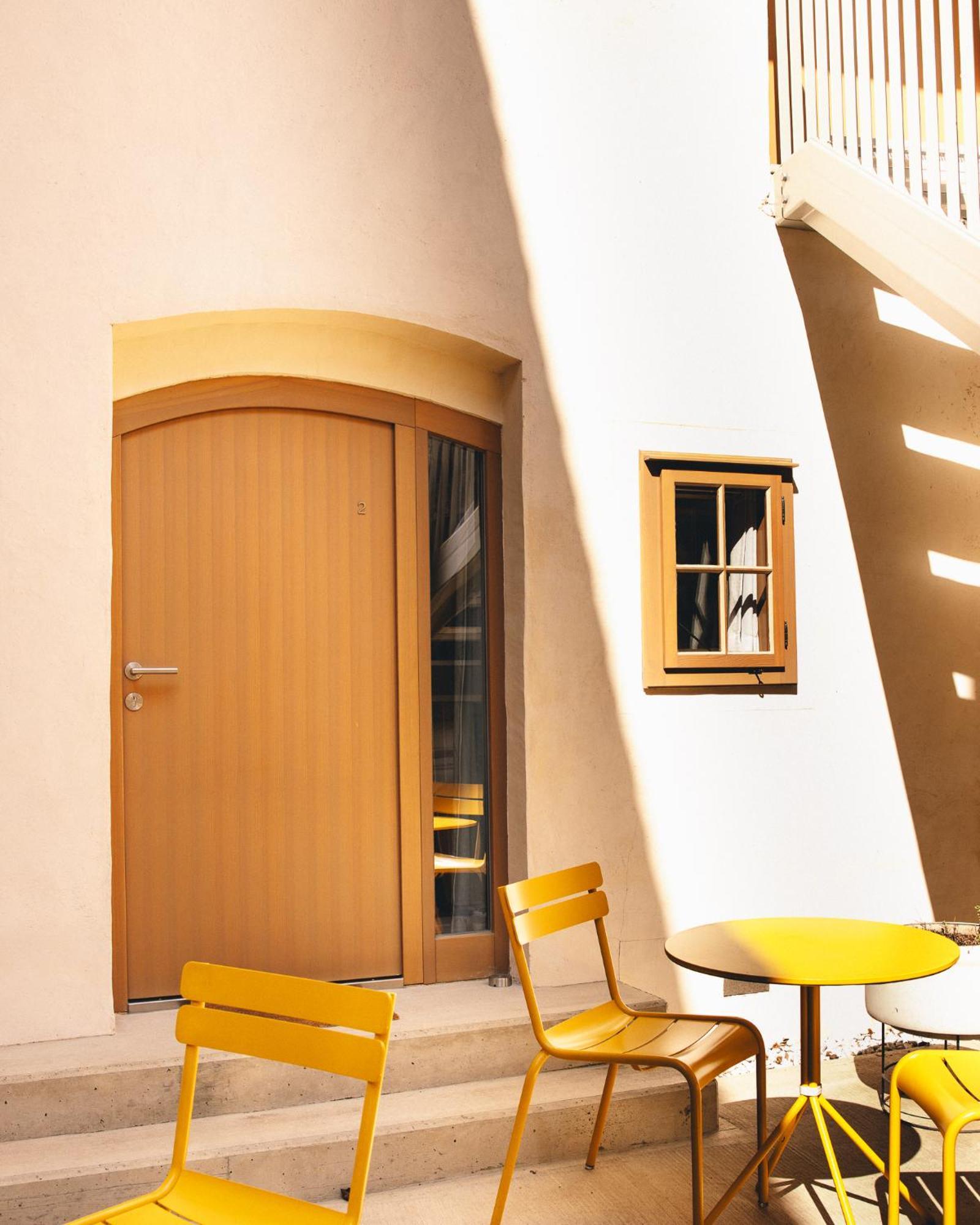 Kai 36 - Hotel Zwischen Fels Und Fluss Грац Экстерьер фото A door